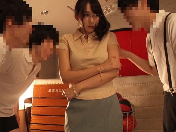 【女教師】「ちょっと‼」男複数人に囲まれ感じてしまう女‼そのまま激しいピストンに息が乱れる‼