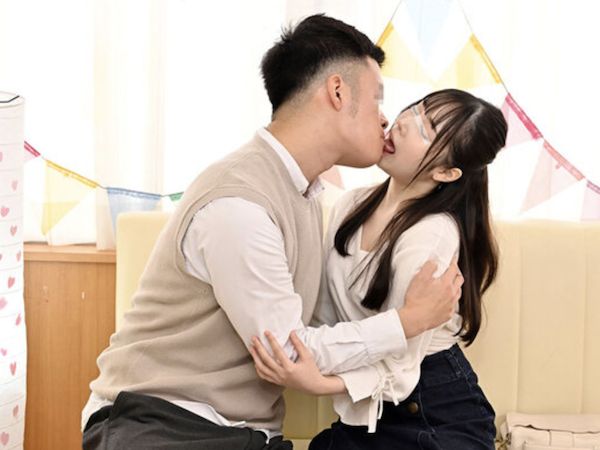 【美少女】「あ～～～イッちゃう‼」濃厚なキスできもちよくなってしまう女‼そのまま正常位で突かれイってしまう‼