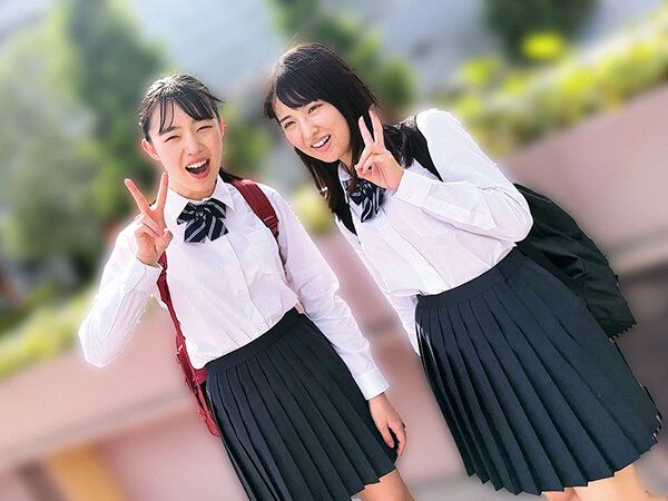 【女子高生】「あ～～～♥」美女2人が同時にチンポ舐め気持ちよくさせる‼そのまま騎乗位で突かれイってしまう‼